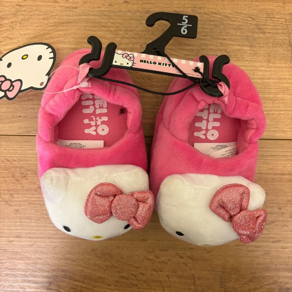 NEW SANRIO HELLO KITTY 3D Plush Slippers Pink Kids Size 5-6 Loungewear Comfort